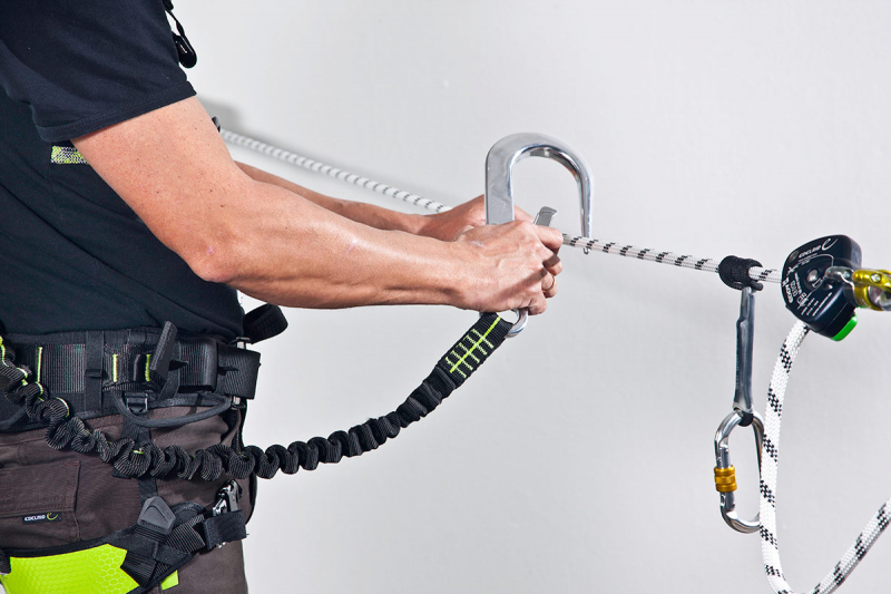 Sachkundiger persönliche Schutzausrüstung gegen Absturz/ Rettungsausrüstung